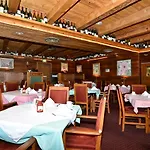 Station House Inn South Lake Tahoe, By Oliver 